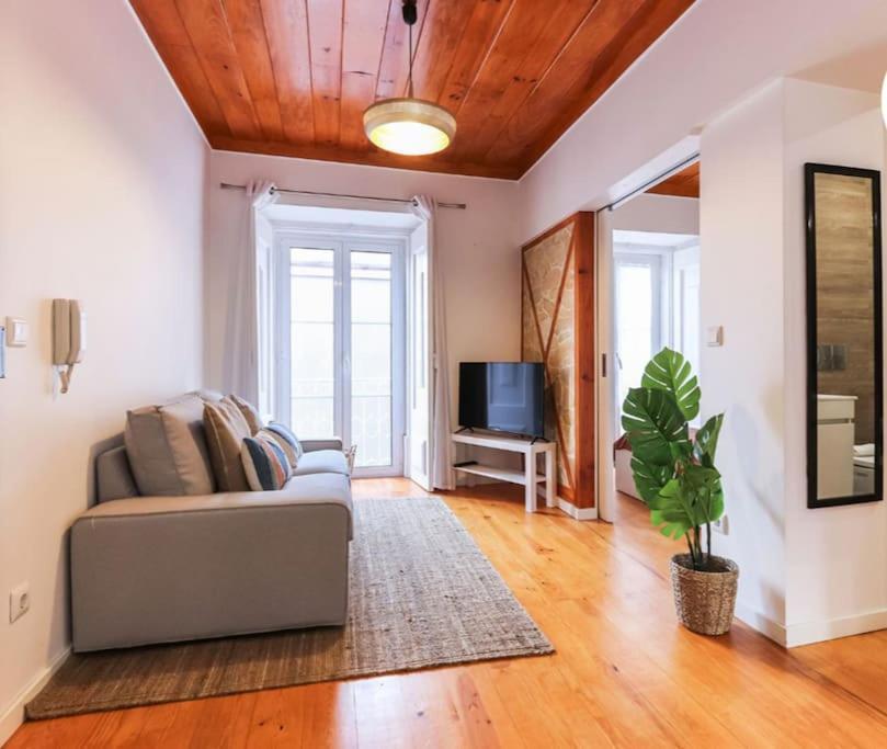Vita Portucale ! Campo Ourique Design W/ Balcony Lisboa Ngoại thất bức ảnh
